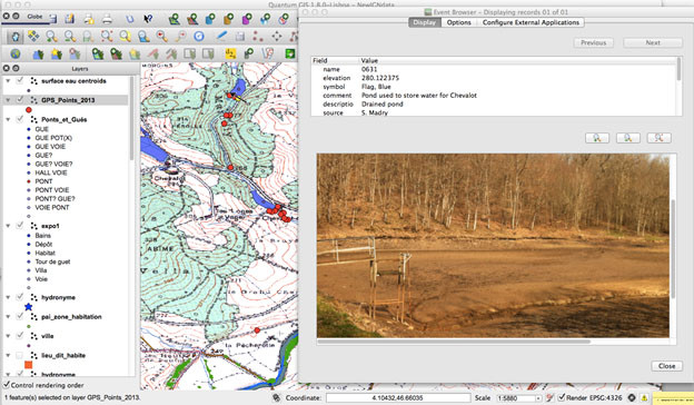 Voici une vue de notre base de données QGIS. A droite, on trouve l'espace photo GPS d'eVis et les données d'un étang récemment drainé qui datait au moins de 1834. Dans l'image SIG au centre, vous pouvez voir l'emplacement de l'étang par un point jaune. Les points rouges montrent d'autres emplacement eVis de photos de moulins et d'autres sites historiques ou archéologiques.